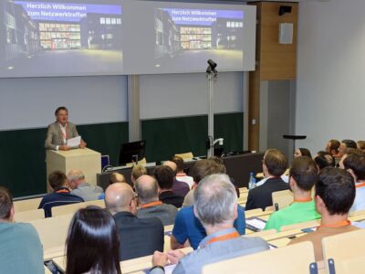 Prof. Dr. Ansgar Ackva, Leiter des TTZ-EMO, während der Begrüßung im vollbesetzten Auditorium (Foto: THWS/Eva Kaupp)