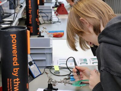 Selbst Hand anlegen – darauf kommt es bei den TecGirls‘ Days an – wie hier beim Löten eines Bluetooth-Lautsprechers (Foto: THWS/Eva Kaupp)
