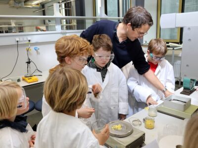 Handcreme selbst herstellen: Laborleiter Jürgen Schwittek zeigt, wie es funktioniert (Foto: THWS/Eva Kaupp)