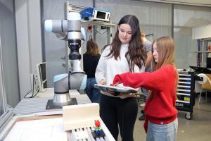 Einmal einen Roboter selbst steuern: im Cobot-Labor des Centers für Robotik in Schweinfurt (Foto: THWS/Eva Kaupp)