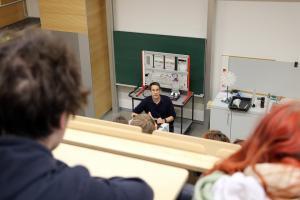 Jürgen Schwittek, Technischer Laborleiter, führte die Schülerinnen und Schüler durch die Labore am Campus Ignaz Schön und gab anschließend einen Überblick über die verschiedenen Studiengänge an der THWS (Foto: THWS/Eva Kaupp)