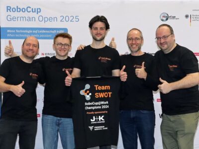Das siegreiche Team des Centers für Robotik (CERI) bei den RoboCup German Open (v. li.): Robotik-Bachelorstudent Stanislav Buinitskii, Masterstudent Maximilian Streng, Masterstudent Ben Geißler, CERI-Leiter Prof. Dr. Tobias Kaupp und Laboringenieur Martin Löser (Foto: THWS/Eva Kaupp)