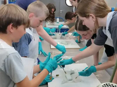 Nicht zu viel und nicht zu wenig Harz auftragen – beim THWS-Ferienprogramm konnten Jugendliche unter anderem erste Erfahrungen mit der Kunststofftechnik machen (Foto: THWS/Eva Kaupp)