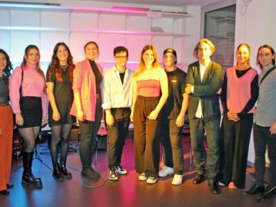 Die Studierenden des Studiengangs Architektur zusammen mit Prof. Stefan Niese (3. v. re.) während der Vernissage (Foto: THWS/Anne Speda)
