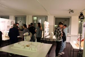 Gut besucht: Die diesjährige Vernissage der Werkschau der Fakultät Architektur und Bauingenieurwesen der THWS (Foto: THWS/Anne Speda)