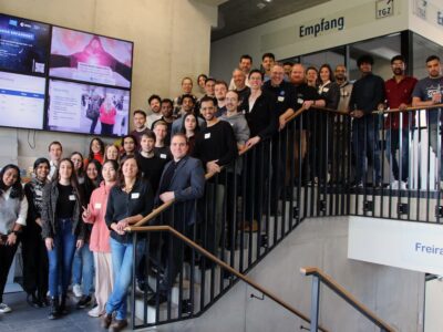 THWS-Masterstudierende des Masterstudiengangs Artificial Intelligence mit Prof. Dr. Magda Gregorová (vorne), CAIRO, gemeinsam mit Mitarbeitenden des TGZ, IGZ und ZDI während des Student-Company Collaboration Day (Foto: THWS/Anne Speda)