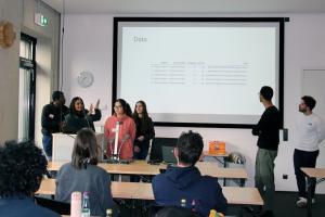 Präsentation der Ergebnisse: Studierende des Masters Artificial Intelligence am AI Innovators Student-Company Collaboration Day (Foto: THWS/Anne Speda)