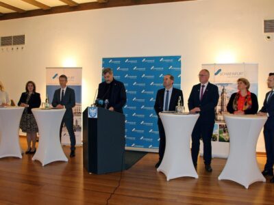 Pressekonferenz zum Investitionspaket für die Region Schweinfurt(v. li.): IHK‐Präsidentin Caroline Trips, Bundestagsabgeordnete Martina Gießübel, Schweinfurts Oberbürgermeister Sebastian Remelé, Ministerpräsident Dr. Markus Söder, Wirtschaftsminister Hubert Aiwanger, Ludwig Paul (Handwerkskammer Unterfranken), Anna Barbara Keck (Stadt Schweinfurt) und THWS‐Präsident Prof. Dr. Jean Meyer (Foto: THWS/Anne Speda)