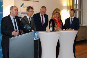 „Die Region für die nächsten Jahre zukunftssicher aufstellen“: Wirtschaftsminister Hubert Aiwanger (li.) spricht im Schweinfurter Rathaus. Ganz rechts: THWS‐ Präsident Prof. Dr. Jean Meyer (Foto: THWS/Anne Speda)