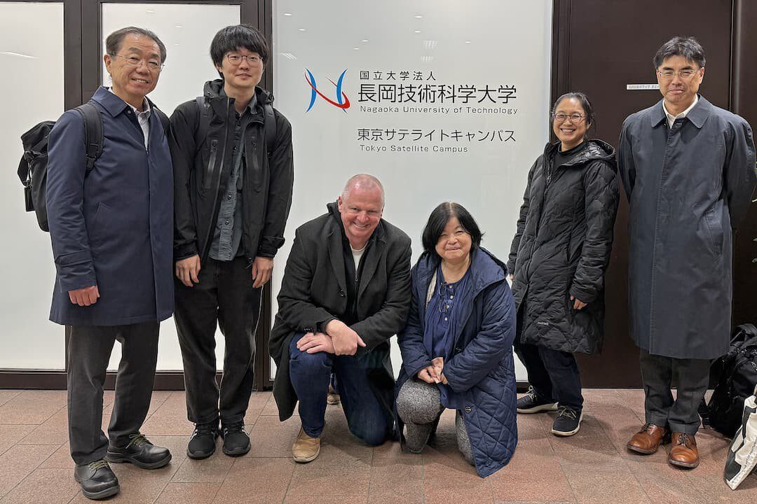 Prof. Dr. Christoph Bördlein (3. v. li.) mit Kolleginnen und Kollegen der japanischen Partneruniversität (Foto: THWS/Christoph Bördlein)