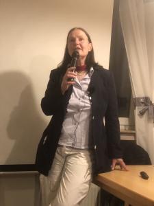 Links: Porträtaufnahme von Prof. Dr. Ulrike Kämmerer bei ihrem Vortrag am 11.04.2025 in der Gaststätte „Zur Herieden“ Würzburg; Foto: Anja Simon