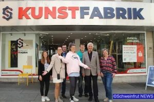 v.l. Larissa Piening (Projektmanagerin Wirtschaftsförderung), Barbara Brembs (Innenarchitektin), Markus Holle (Wirtschaftsförderung Stadt Schweinfurt), Zwei Kunstschaffende;, Gerhard Göbel (Initiator und Künstler) Colette Brooks (Krativcoach, gedanken-dizain)