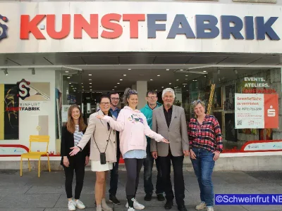 v.l. Larissa Piening (Projektmanagerin Wirtschaftsförderung), Barbara Brembs (Innenarchitektin), Markus Holle (Wirtschaftsförderung Stadt Schweinfurt), Zwei Kunstschaffende;, Gerhard Göbel (Initiator und Künstler) Colette Brooks (Krativcoach, gedanken-dizain)