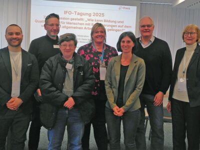 Teilnehmende der IFO-Tagung an der Universität zu Köln, v. li.: Lukas Niederwieser, THWS, Christian Manz, Mitglied im erweiterten Vorstand bei UN-Konventionell, Manja Stegmann, stellvertretende Vorsitzende des Werkstattrats der SBK-Werkstätten, Uta Deutschländer, Mitglied der Landesarbeitsgemeinschaft für Inklusionsfirmen, Anne Reichert, zweite Vorsitzende im Vorstand von UN-Konventionell, Christian Münch, Teamleiter Arbeitsmarktpolitik und Fachkräftesicherung der Südwestfälischen IHK, Angelika Thielicke, Vorstandsvorsitzende der Bundesarbeitsgemeinschaft Unterstützte Beschäftigung (Foto: THWS/Lukas Niederwieser)