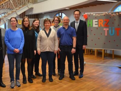 Bild, von links: Katja Brätz-Michel (Schwangerschaftsberatungsstelle pro familia Schweinfurt), Barbara Ruß (Schwangerschaftsberatungsstelle Diakonie Schweinfurt), Nadine Herbst (Schwangerschaftsberatungsstelle Sozialdienst kath. Frauen), Heidrun Brand (HIV/Aidsberatung Unterfranken des Caritasverbandes Unterfranken), Susanne Rehm (Schwangerschaftsberatungsstelle am Landratsamt Schweinfurt), Sophie Keicher (Ärztlicher Dienst Gesundheitsamt Schweinfurt), Matthias Gehrig (Leiter Gesundheitsamt Schweinfurt) und Landrat Florian Töpper. Foto: Melina Bosbach/Landratsamt Schweinfurt
