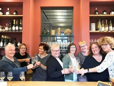 Die Sommeracher InfoVinothek feiert 20jähriges Bestehen. Unser Foto zeigt die engagierte Damen-Gruppe mit v.r. Elisabeth Drescher und Heike Prestele. Foto: Studio Zudem