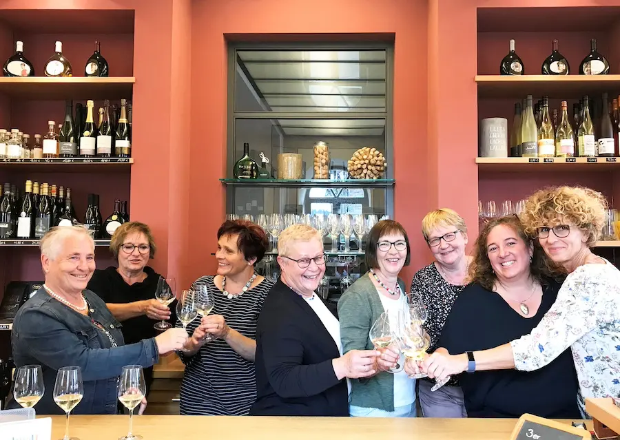 Die Sommeracher InfoVinothek feiert 20jähriges Bestehen. Unser Foto zeigt die engagierte Damen-Gruppe mit v.r. Elisabeth Drescher und Heike Prestele. Foto: Studio Zudem