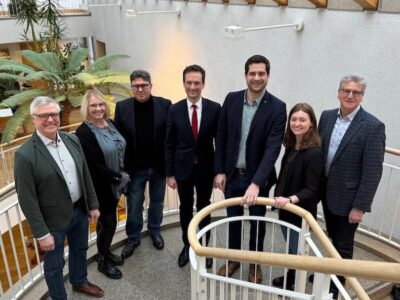 Im Bild, von links: 1. Bürgermeister Burkhard Wachenbrönner (Gemeinde Aubstadt), Alexandra Leicht, Matthias Leicht (beide Architekturbüro Leicht, Neustadt a.d. Saale), Landrat Florian Töpper sowie vom Regionalmanagement des Landratsamts Schweinfurt David Wald, Bettina Fritzler und Ulfert Frey. Foto: Andreas Lösch/Landratsamt Schweinfurt