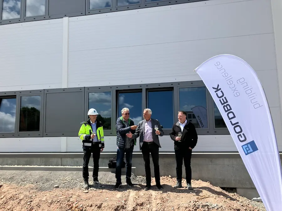 Goldbeck und Isopartner feiern Richtfest der neuen Produktionshalle in Volkach