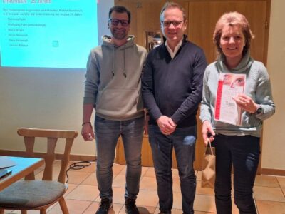 v.l.n.r.: 1. Vorsitzender Christian Lutz, 2. Vorsitzender Clemens Laugsch und die geehrte Ursula Röhner