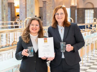 Julia Schmitt und Sylvie Thormann freuen sich über die Auszeichnung (c) Bayer. Staatsad Bad Kissingen GmbH, Luke Steiner