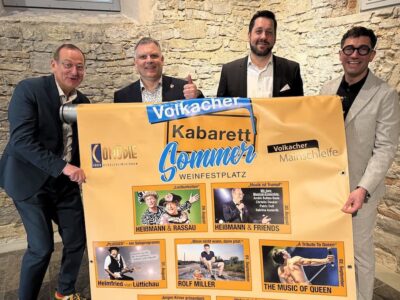 Sie freuen sich auf die 6. Ausgabe des Volkacher Kabarett Sommers, die vom 29. August bis 7. September 2025 stattfindet: Sie freuen sich auf die 6. Ausgabe des Volkacher Kabarett Sommers, die vom 29. August bis 7. September 2025 stattfindet: Der künstlerische Leiter des Kabarett Sommers, Volker Heißmann, Volkachs Erster Bürgermeister Heiko Bäuerlein, Leiter der Touristinformation Volkacher Mainschleife Sebastian Karl, Projektleiter Marco Maiberger.