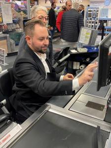 Markus Hümpfer an der Kasse für einen guten Zweck. Foto: Holger Schmitt