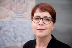 Es fehlen Seniorenwohnungen. Der Baustoff-Fachhandel warnt: „Wer schlecht wohnt, fühlt sich schlecht regiert. Der Wohnungsbau gehört schon deshalb ganz oben auf die ‚schwarz-rote To-do-Liste‘ der neuen Bundesregierung. Allen voran: mehr Sozialwohnungen, mehr bezahlbare Wohnungen und vor allem auch mehr Seniorenwohnungen“, so Verbandspräsidentin Katharina Metzger.Foto: Tobias Seifert