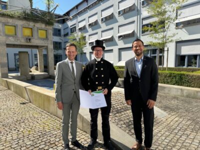 Im Bild, von links: Landrat Florian Töpper, Kaminkehrermeister Bernhard Rath und Wernecks erster Bürgermeister Sebastian Hauck bei der Verleihung der Urkunde „Umwelt- und Klimapakt Bayern“ im Landratsamt Schweinfurt. Foto: Andreas Lösch/Landratsamt Schweinfurt