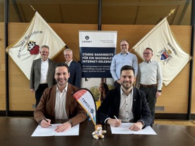 Die Weichen für den Glasfaserausbau sind gestellt. Vordere Reihe von links: Erster Bürgermeister Manuel Kneuer und Adrian Richter, Leiter der Kommunalbetreuung von LEONET Hintere Reihe von links: Geschäftsleiter der Gemeinde Gochsheim Udo Böhnlein, Wolfgang Lassak, Patrick Sampaio, Stavros Tsiotsioras von der Firma LEONET GmbH; Fotografin: Andrea Ullrich, Gemeinde Gochsheim
