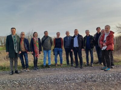 Das Foto zeigt eine Begehung im Rahmen einer Vorstandssitzung des LPV im Frühjahr dieses Jahres, dabei ging es um die Vorstellung einer geplanten Maßnahme neben dem Naturschutzgebiet „Sulzheimer Gipshügel“. Foto: Elisabeth Herterich
