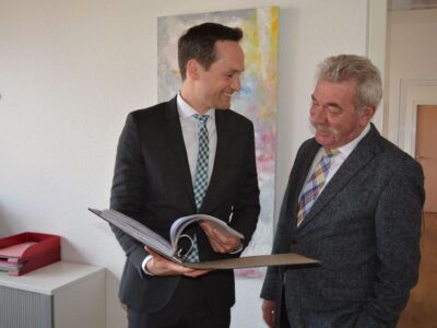 Peter Seifert und Landrat Florian Töpper kennen sich seit vielen Jahren und befinden sich regelmäßig im Austausch zu kommunalpolitischen Themen. Foto: Uta Baumann/Archiv Landratsamt Schweinfurt