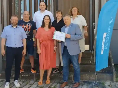 Die ILE-Lenkungsgruppe freut sich auf die Premiere des interkommunalen Ferienprogramms. Unser Bild zeigt von links: Eisenheims Bürgermeister Christian Holzinger, Schwanfelds Zweiter Bürgermeister Kurt Eichelbrönner, Wipfelds Bürgermeister Tobias Blesch, ILE-Umsetzungsbegleitung Theresa Ott, Nordheims Bürgermeisterin Sibylle Säger, Volkachs Bürgermeister und ILE-Sprecher Heiko Bäuerlein und Sommerachs Bürgermeisterin Elisabeth Drescher. Es fehlt: Kolitzheims Bürgermeister Horst Herbert. Foto: Markus Höfling.