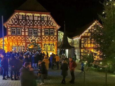 Örtliche Blaskapellen sorgen vor dem Rathaus für festliche Stimmung im Lichterglanz. Fotos: Franziska Toleikis-Busching