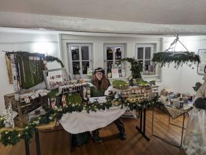 An zahlreichen Ständen auf dem Marktplatz und im Kunsthandwerkerhof können Sie schöne Geschenke für sich oder Ihre Liebsten kaufen. Fotos: Franziska Toleikis-Busching