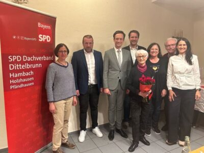 v.l.n.r.: Kreisrätin Dr. Barbara Helmreich, stv. AWO-Bezirksvorsitzender Stefan Rottmann, Landrat Florian Töpper, 2. Bürgermeister Holger Schmitt, die Geehrte Ruth Sztukowski, Gemeinderäte Angelika Markert, Rainer Patzke und Ute Hofmann. Foto: Lejla Gallagher