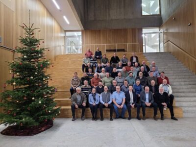 Die Obmänner des Kreisverbands Schweinfurt im Bayerischen Bauernverband mit Schulleiter Joachim Sagstetter und Landrat Florian Töpper (vorne, Zweiter und Dritter von rechts) im Beruflichen Schulzentrum. Foto: Kristina Moog/BBV Schweinfurt