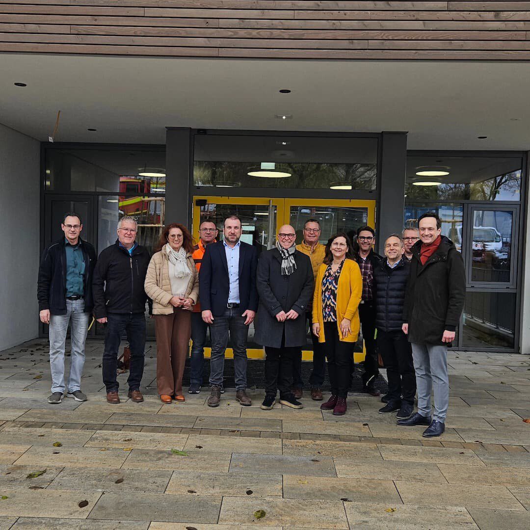 Das Gruppenfoto zeigt am Tag der Eröffnung von links: Rainer Kraus (Heisaplan), 3. Bürgermeister Bernd Götzendörfer, die ehemalige Schulleiterin Maria Scheuring, Bautechniker Lutz Brückner, Bürgermeister Stefan Rottmann, Schulrat Frank Hagen, 2. Bürgermeister Jürgen Geist, Schulleitung Jana Niedermeyer, Hausmeister Arnold Koßner, Architekt Holger Philipp, Elektroplaner Joachim Pototzky und Landrat Florian Töpper. Fotos N. Rottmann