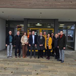 Das Gruppenfoto zeigt am Tag der Eröffnung von links: Rainer Kraus (Heisaplan), 3. Bürgermeister Bernd Götzendörfer, die ehemalige Schulleiterin Maria Scheuring, Bautechniker Lutz Brückner, Bürgermeister Stefan Rottmann, Schulrat Frank Hagen, 2. Bürgermeister Jürgen Geist, Schulleitung Jana Niedermeyer, Hausmeister Arnold Koßner, Architekt Holger Philipp, Elektroplaner Joachim Pototzky und Landrat Florian Töpper. Fotos N. Rottmann