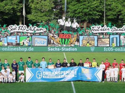 Judith Gerlach (am Banner rechts) und BFV-Präsident Christoph Kern (Mitte) setzten gemeinsam mit den Teams des 1. FC Schweinfurt und des FC Würzburger Kickers ein Zeichen für das Thema Organspende. Foto: Fabian Frühwirth/BFV