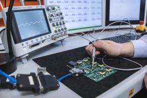 Der Masterstudiengang Elektro- und Informationstechnik ist für viele Studierende der Einstieg in die Forschung (Foto: Stefan Bausewein)