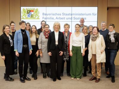 Das Foto zeigt Familienministerin Ulrike Scharf und Gesundheitsministerin Judith Gerlach mit den Teilnehmerinnen und Teilnehmern des 3. Familiengipfels. Fotoquelle: StMAS / Nötel