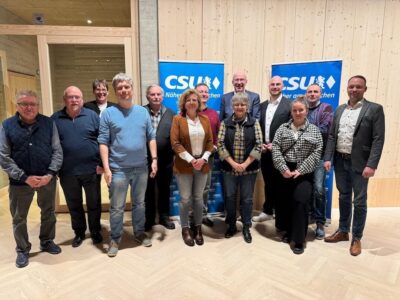 Die neugewählte Vorstandschaft mit ihrem 1. Vorsitzenden Andreas Goller (4. v.r. hinten), sowie den stellvertretenden Vorsitzenden Stefan Pfister (5 v.r. hinten), Martin Pensel (2 hinten. v.r. hinten) und Michaela Wettering (nicht auf dem Bild) und Bürgermeisterkandidat Felix Zirkelbach (3. v.r. hinten) Fotograf: CSU-Mitglied