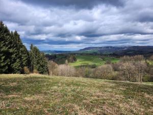Mit traumhaften Ausblicken und einer abwechslungsreichen Streckenführung zählt die Tour zur Spitzengruppe der Rhöner Extratouren. / Foto: Michael Müller