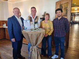 Erfreute Gesichter bei der Preisverleihung. Von links: Landrat Thomas Bold, Rainer Bühner von der Rösterei Bühner, Dr. Doris Pokorny, Leiterin der Bayerischen Verwaltungsstelle und Axel Arteaga aus der Partner-Biosphärenreservat in Peru. / Foto: Anja Vorndran
