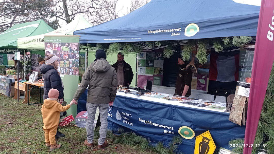 Der Stand der Rhöner Biosphärenranger auf dem „Weihnachtsmarkt Natur“ in Würzburg. / Foto: Maik Prozeller