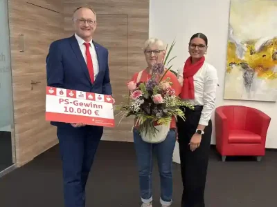 Das Foto (© Milena Bornkessel) zeigt von links nach rechts: Vorstandsmitglied Andreas Linder, PS-Gewinnerin Elke Lemmer und Kundenberaterin Larissa Klauer