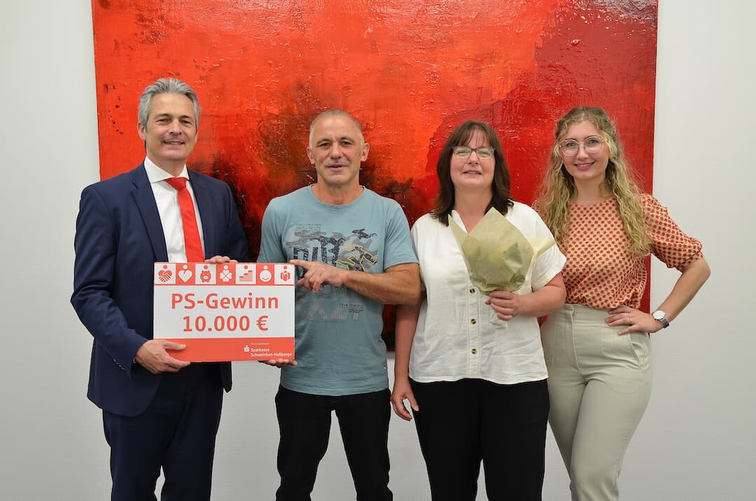 Das Foto (©Daniela Gündling) zeigt von links nach rechts: Vorstandsvorsitzender Peter Schleich, Andreas und Theresia Schäfer und Kundenberaterin Vanessa Demalijaj