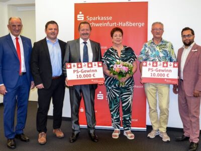 Das Foto (© Gabriele Göb) zeigt von links nach rechts: Vorstandsmitglied Roberto Nernosi, Kundenberater Mario Müller, Konrad Sendner, Margita Dinkel (Lebensgefährtin von Herrn Sendner), Georg Duscha, Kundenberater Nicolas Lommatzsch