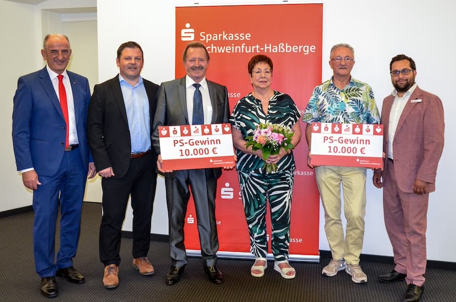 Das Foto (© Gabriele Göb) zeigt von links nach rechts: Vorstandsmitglied Roberto Nernosi, Kundenberater Mario Müller, Konrad Sendner, Margita Dinkel (Lebensgefährtin von Herrn Sendner), Georg Duscha, Kundenberater Nicolas Lommatzsch